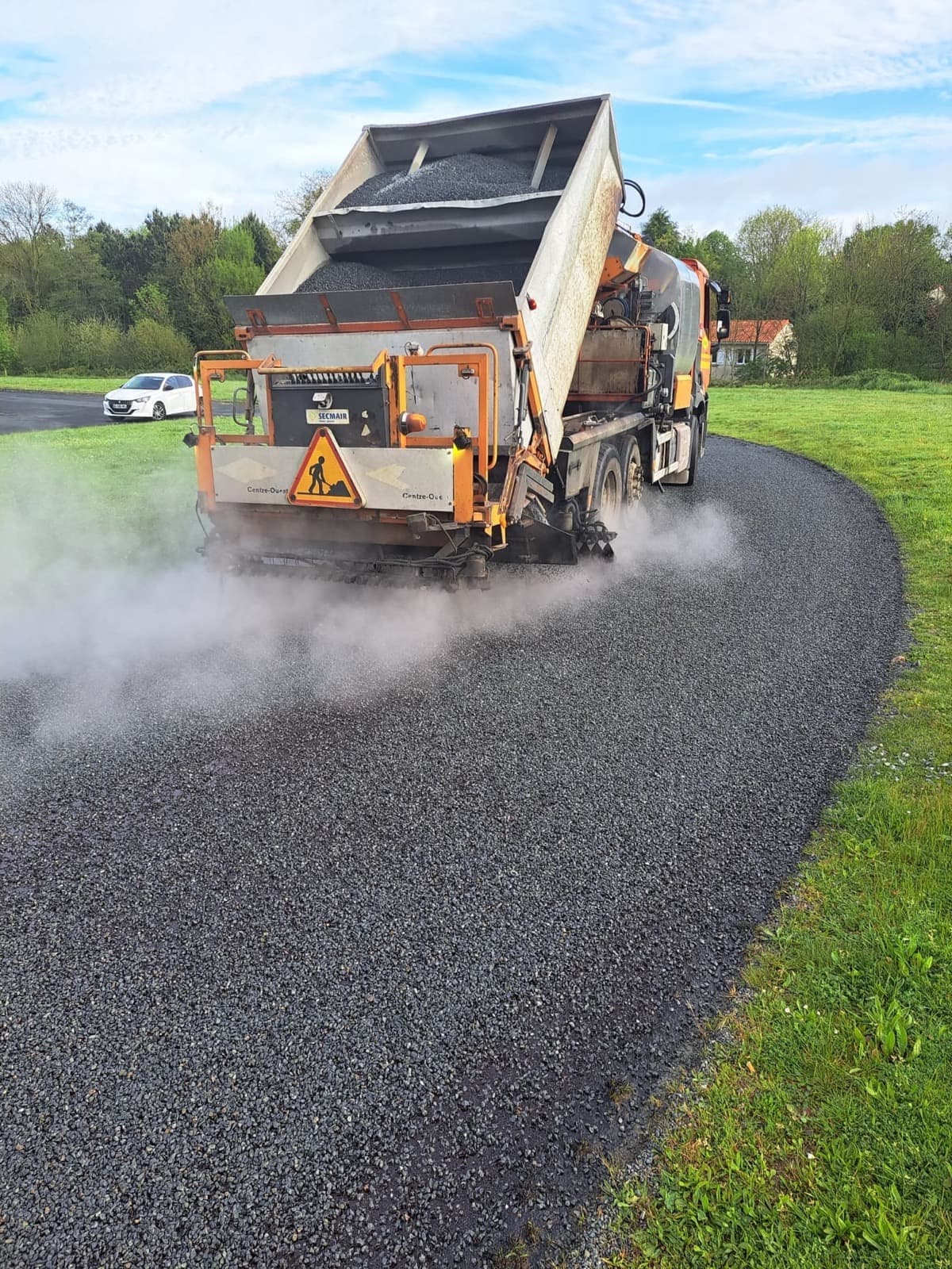 Nettoyage et Réfection d'un Parking en Emulsion de Bitume Gravillonnée