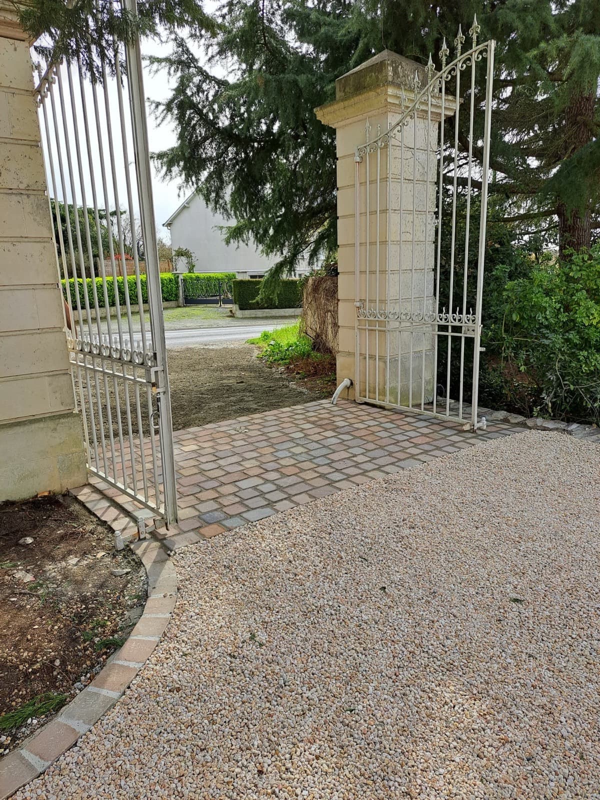 Pavage d'une Entrée de Portail en Grès des Indes Multicolor