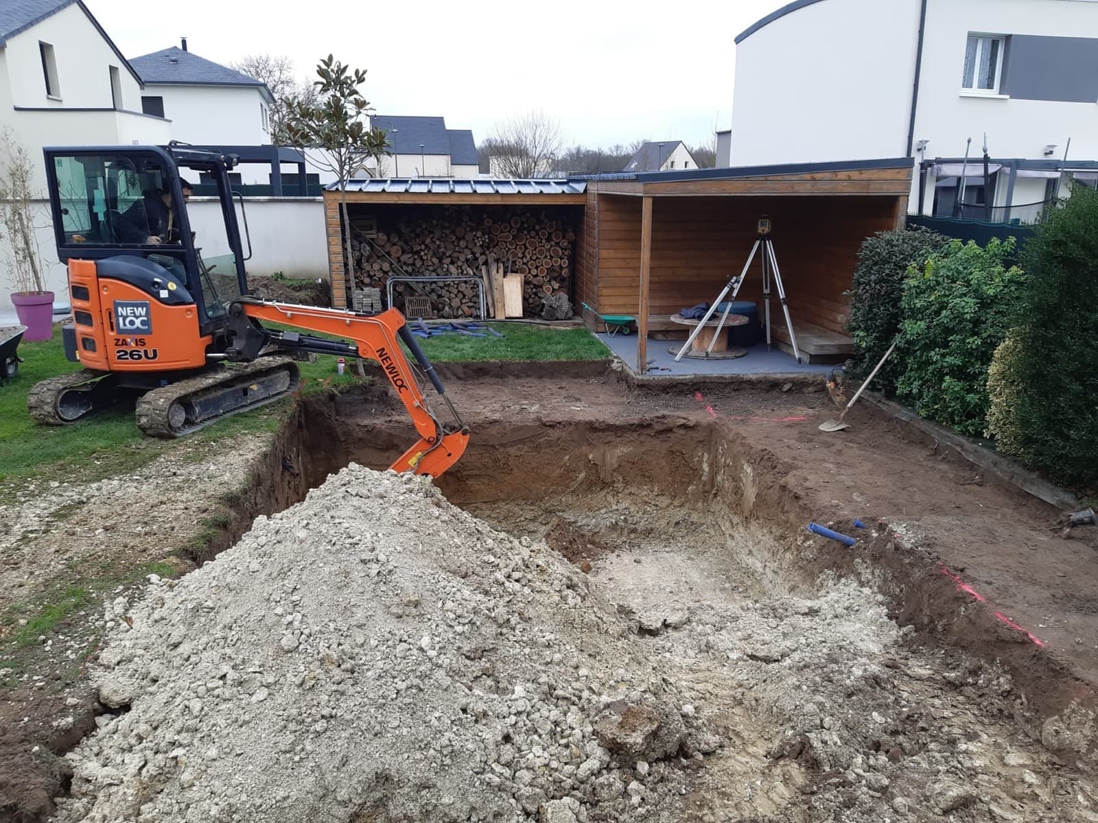 Terrassement de Piscine avec Accès Restreint